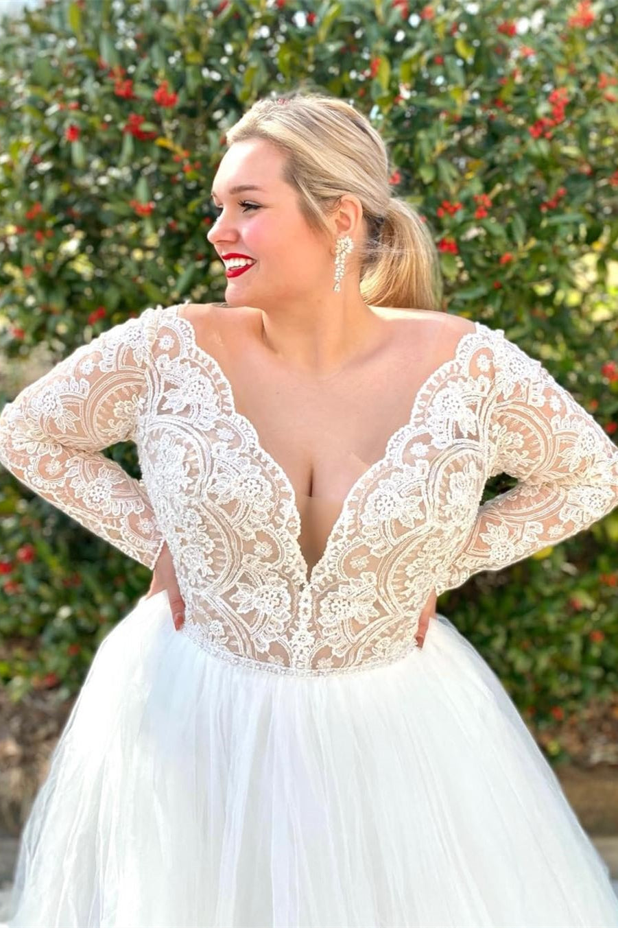 White Lace V-Neck Long Sleeve Backless Wedding Dress