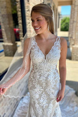 Glamorous Off-White Lace V-Neck Mermaid Long Wedding Dress